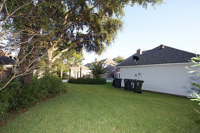 Building Photo - 1615 Greenleaf Oaks Dr