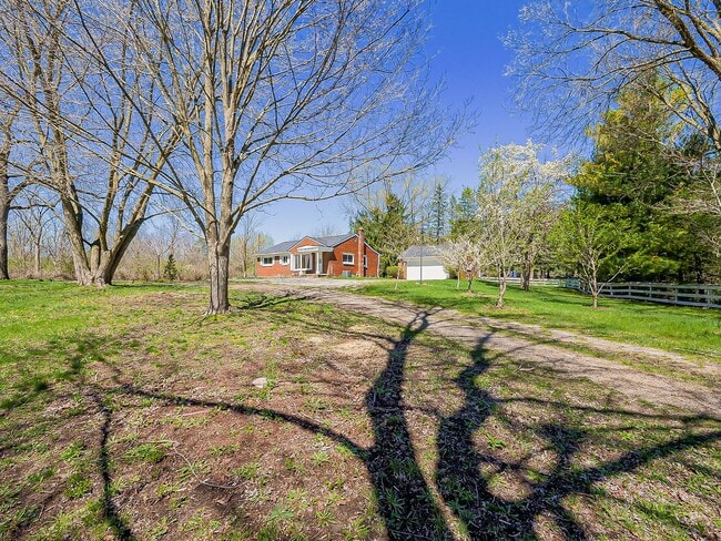 Building Photo - Spacious 3BR Home with Expansive 1-Acre Lot!