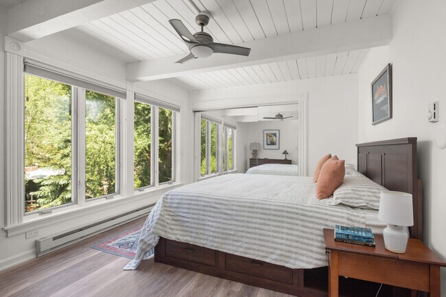 Building Photo - 916 E Hopkins Ave