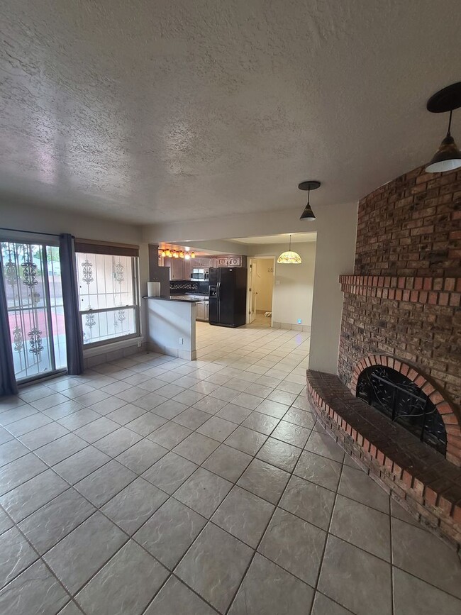 Building Photo - Beautiful 4BR+office home located in acade...