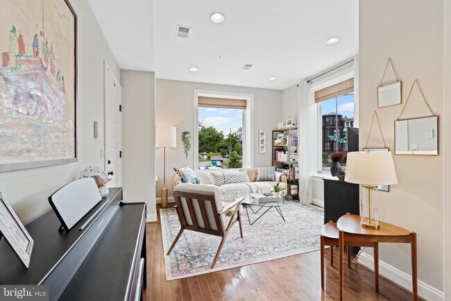 Building Photo - 1249 Kenyon St NW