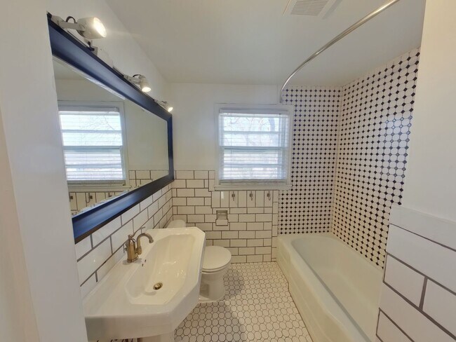 Building Photo - 401 N Harding Ave