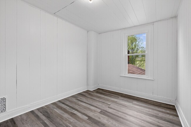 Building Photo - 355 S 9th St