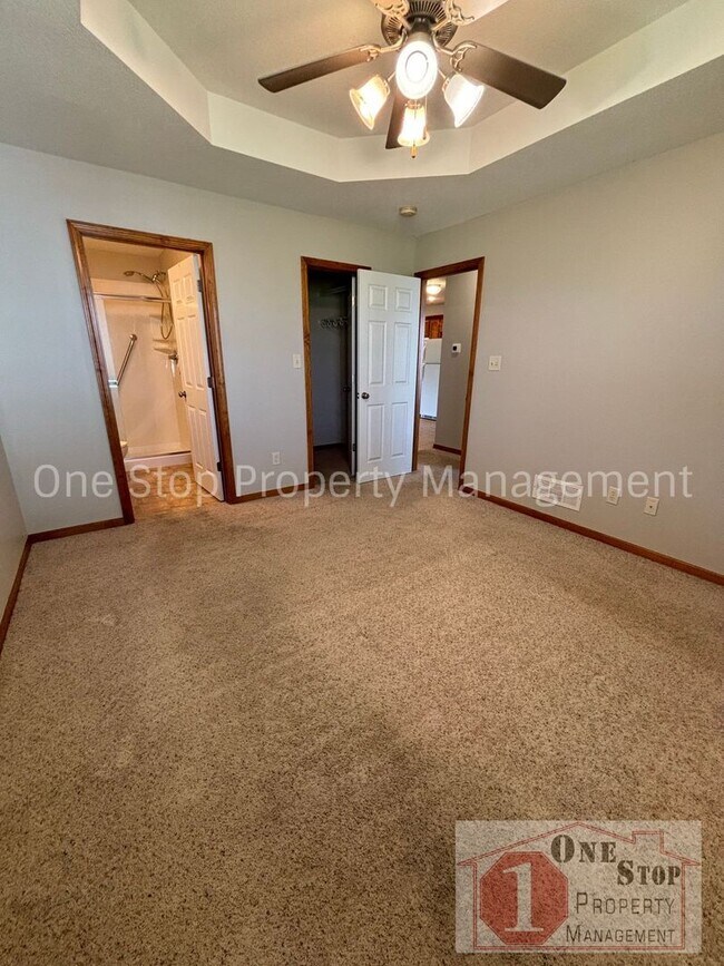 Building Photo - 1105 NW Willow Dr