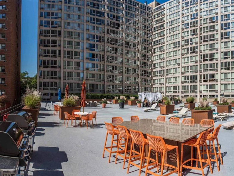 Building Photo - 2913 N Sheridan Rd