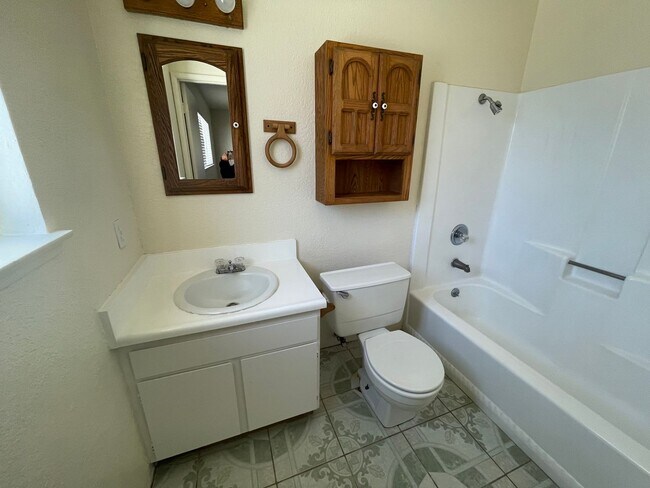 Building Photo - Victorville, 3 Bedroom, 2 Bathrooms, Large...
