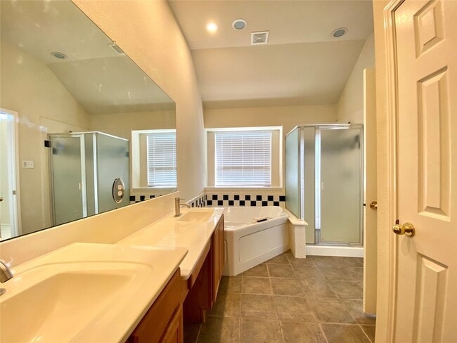 Building Photo - 1420 Hudspeth Dr