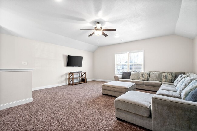 Building Photo - Pet Friendly Three Bedroom with Bonus!