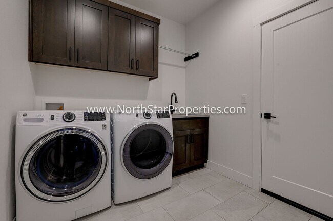 Building Photo - 2542 NW Marken St