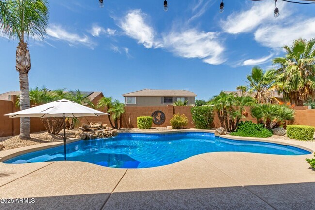 Building Photo - 2560 W Canyon Way