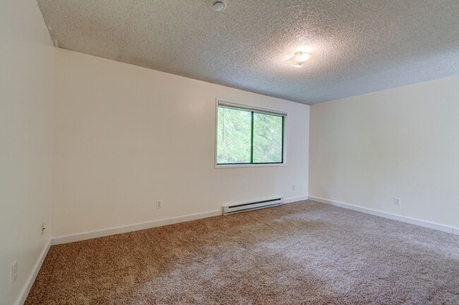Building Photo - 3 Bedroom/2.5 bathroom townhouse centrally located Oak Harbor