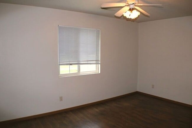 Building Photo - $1,095 | 2 Bedroom, 1 Bathroom 2nd Floor C...