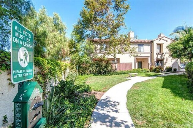 Building Photo - Fantastic 2 Bedroom Townhome minutes away to Camp Pendleton