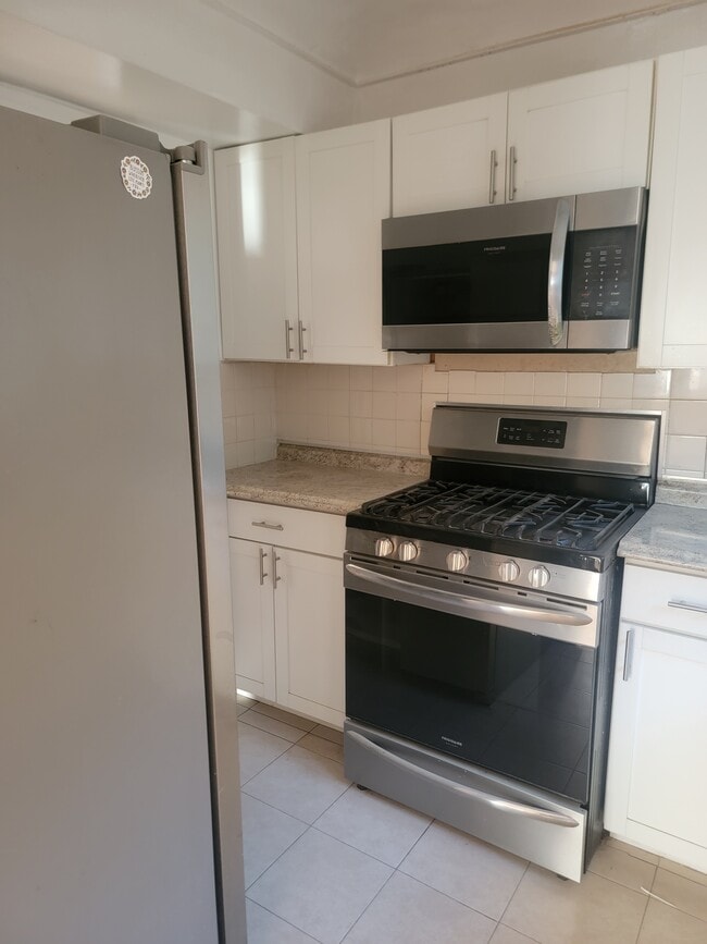 Stainless steel kitchen - 466 S Wetherly Dr