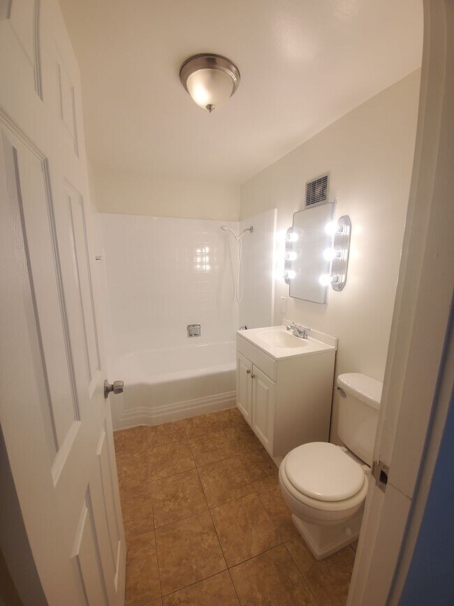 Building Photo - 1 Bedroom Apartment-August rent FREE!
