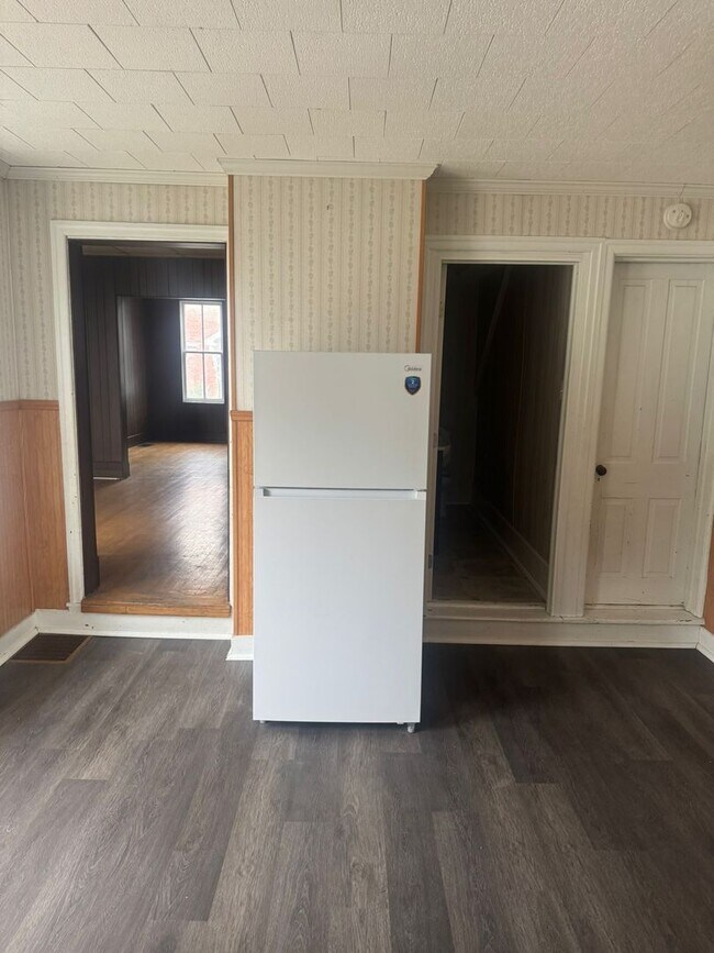 Building Photo - 4 Bedroom 2 Bath House, Yard-Halifax