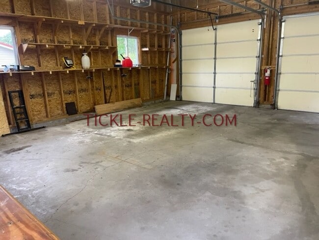 Building Photo - 3 Bedroom Ranch - Huge Garage - Fenced Yard