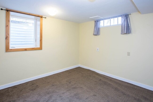 Building Photo - 4 bed/ 3 bath University Rental House ($3,...