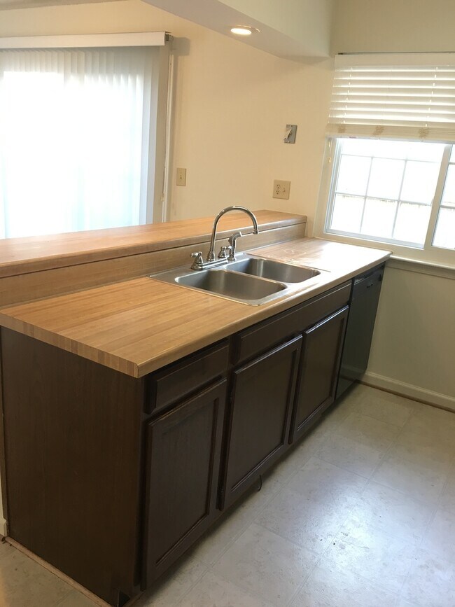 Building Photo - 656 Oleander Cir