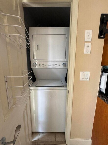 Building Photo - 5937 SW 36th Ct