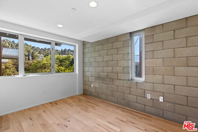 Building Photo - 3450 Cahuenga Blvd W