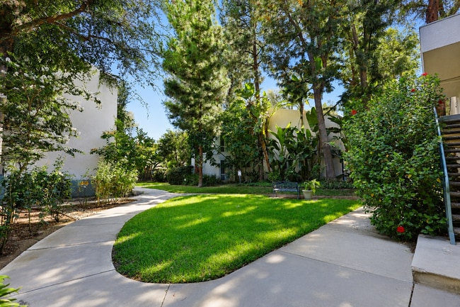 Building Photo - 2 Bedroom + 2 Bath Condo in Winnetka