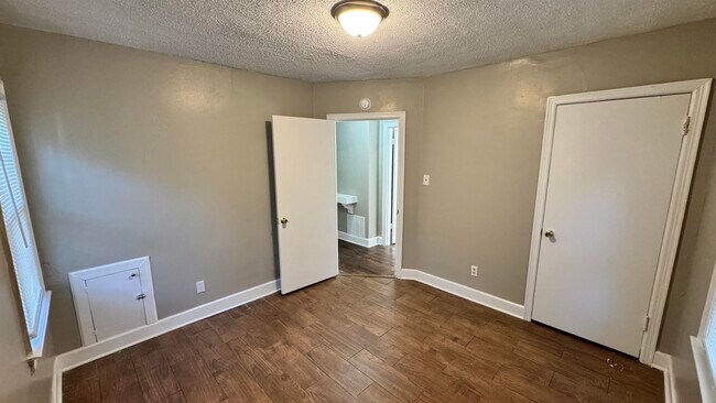 Building Photo - 1330 Victor Dr