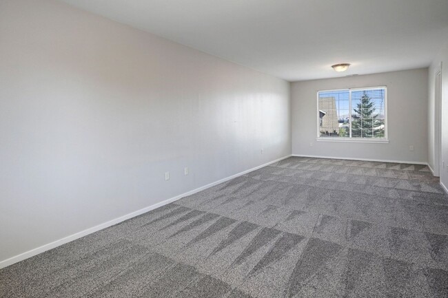 Building Photo - Huge home, recent upgrades!  Like new!