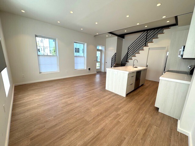 Building Photo - 784 Farmington Ave