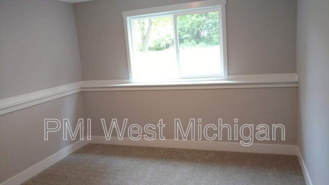 Building Photo - 546 W Elm St