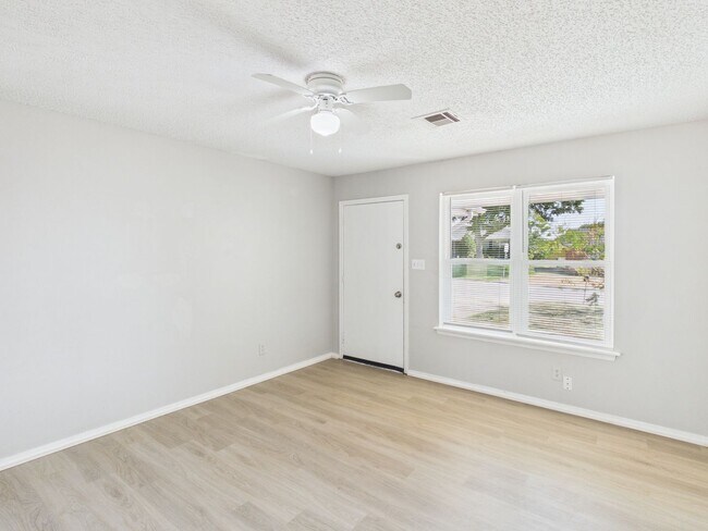 Building Photo - 324 NW Compass Dr