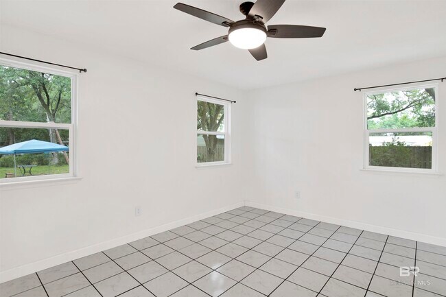 Building Photo - 208 E 22nd Ave