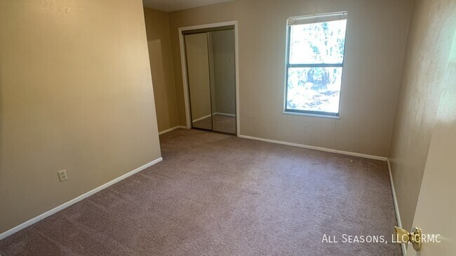 Building Photo - 1527 Spring Valley Dr