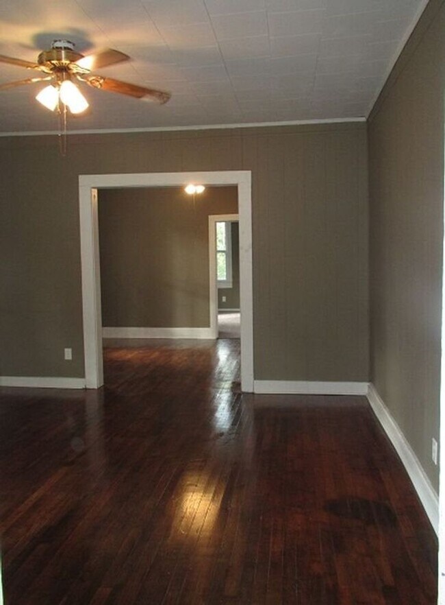 Building Photo - $895 - 3 bed 1 bath - Single Family Home