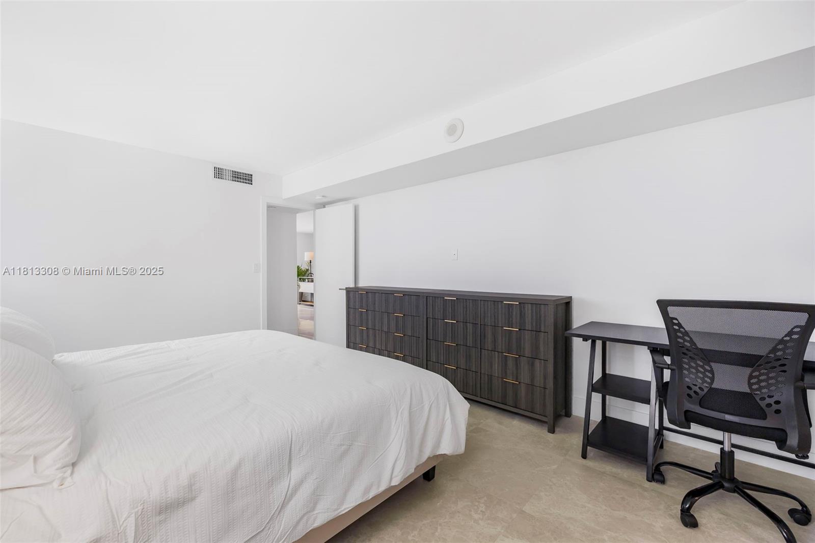 Building Photo - 2625 Collins Ave
