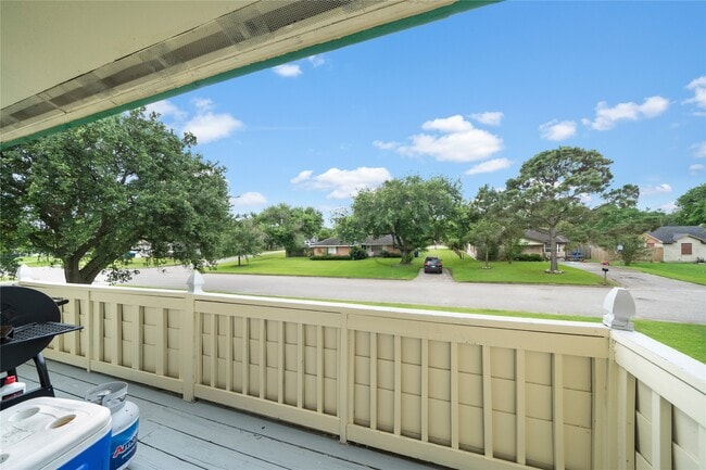 Building Photo - 2202 16th Ave N