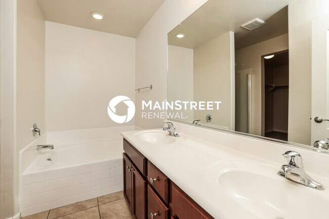 Building Photo - 5 Bedroom Pet-Friendly Home in TUCSON, AZ with Main Street Renewal