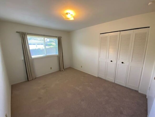 Building Photo - 701 Pine St