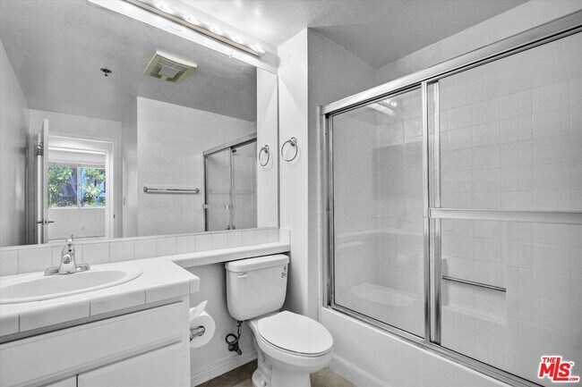 Building Photo - 2222 Beachwood Dr