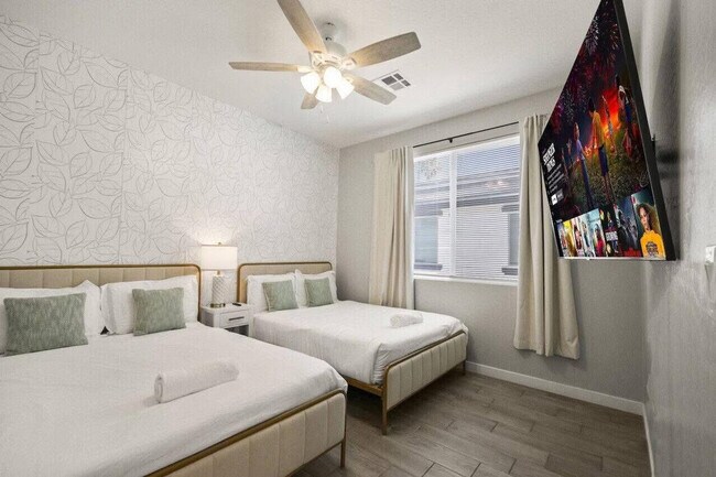 Building Photo - 6612 W Paradise Ln