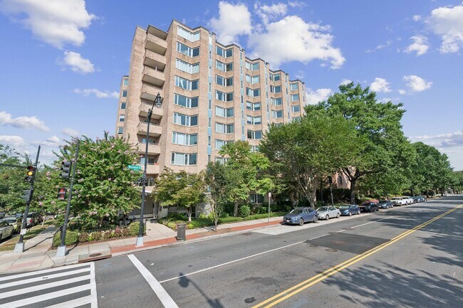 Building Photo - Renovated Studio w/ Private Balcony Glover...