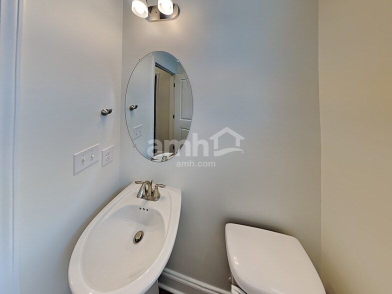 Building Photo - 1353 Lomond Dr