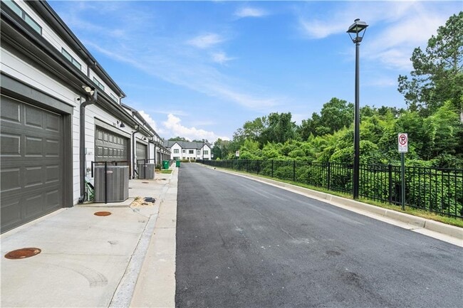 Building Photo - 2410 Lakeshore Ln