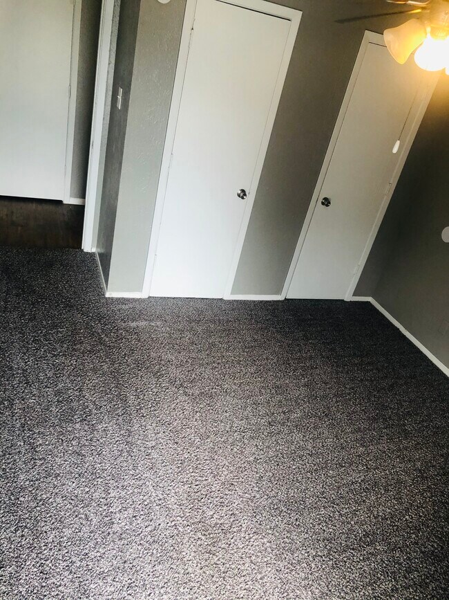 Building Photo - 2101 Lakeview Cir