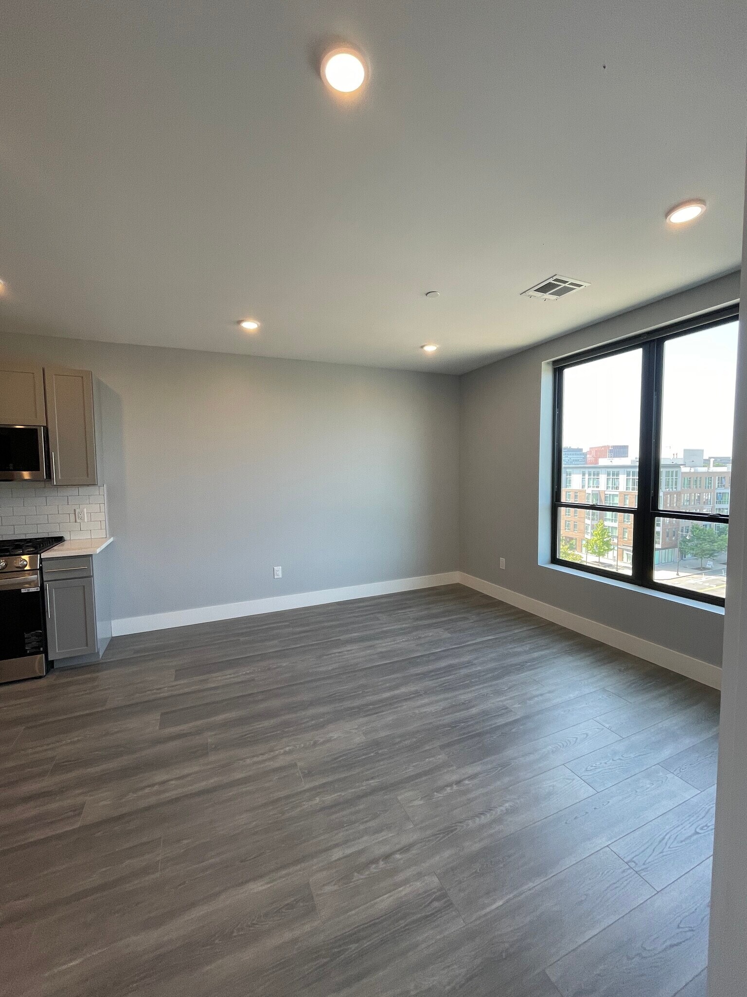 Building Photo - 412 Western Ave