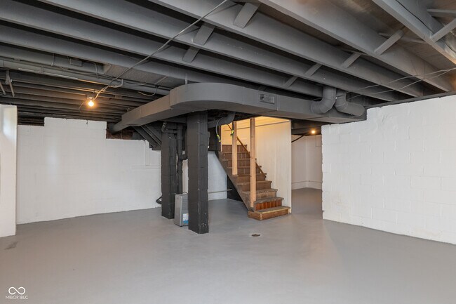 Building Photo - 322 E 37th St