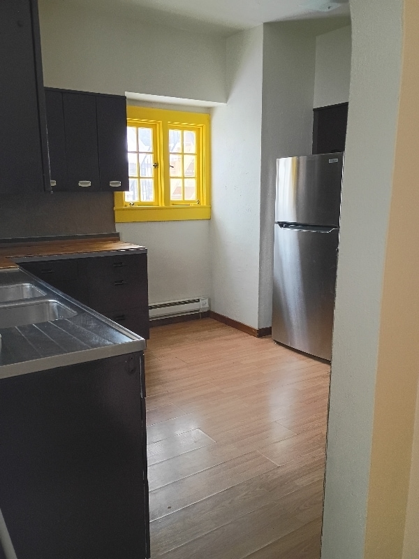 Building Photo - 613 S Ankeny Ave