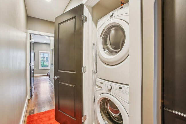 Building Photo - 2 BED PLUS DEN!!! * Fully Furnished and Fa...