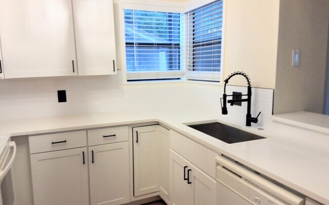 Building Photo - 1/1 Second Floor Remodeled Condo X Rent In...