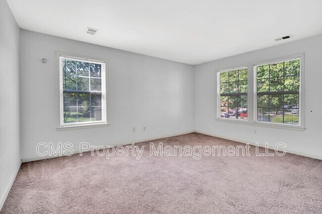 Building Photo - 302 Trinity Ct